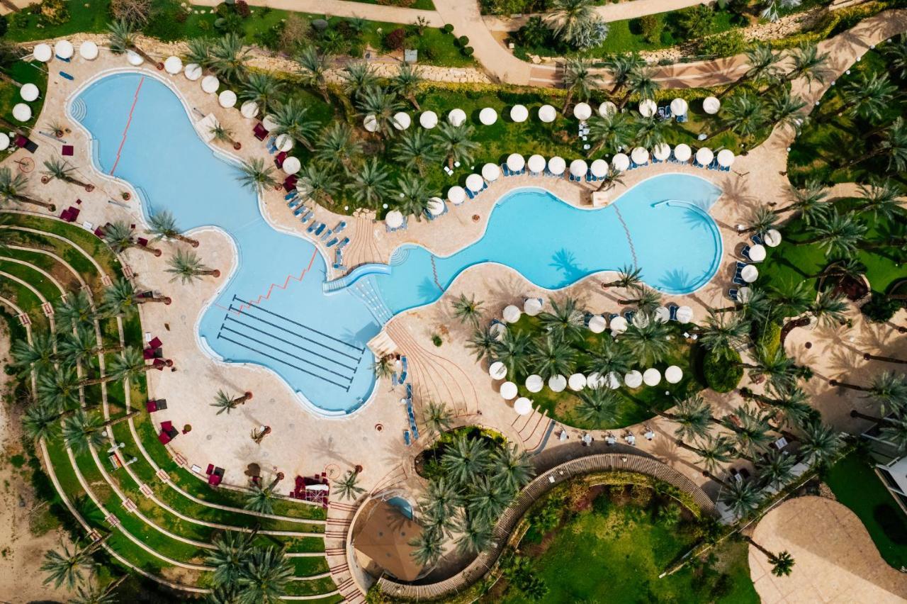 David Dead Sea Resort & Spa Ейн Бокек Екстериор снимка Aerial view of the pool at the Atlantis Paradise Island