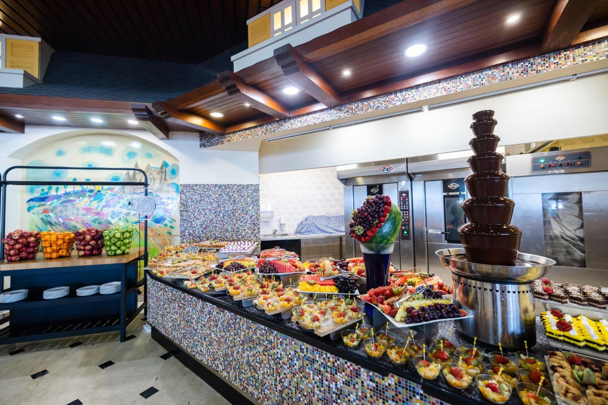 David Dead Sea Resort & Spa Ейн Бокек Екстериор снимка A chocolate fountain at a buffet