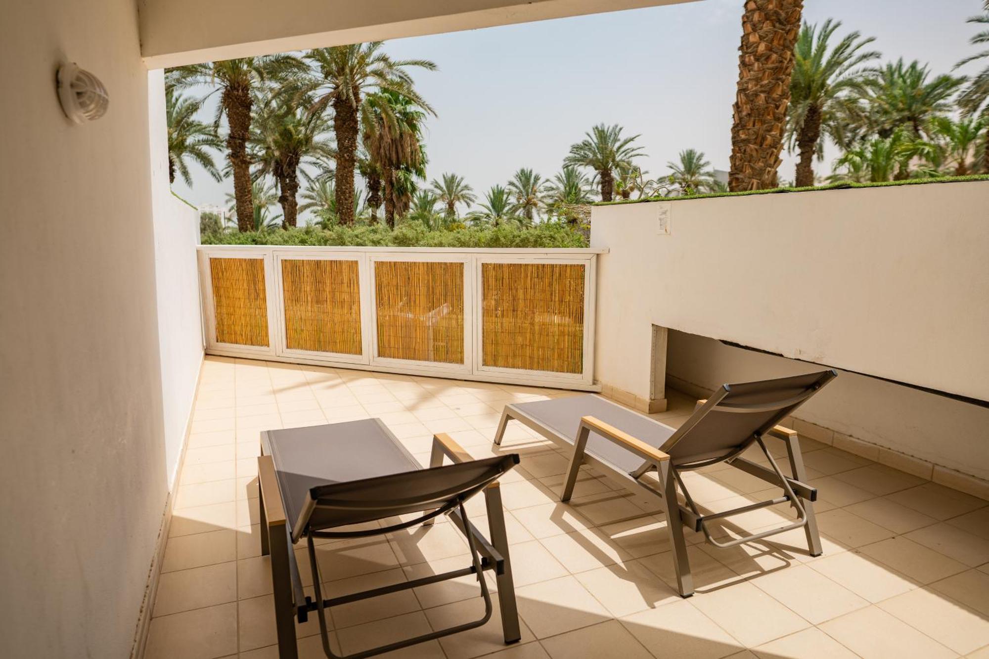 David Dead Sea Resort & Spa Ейн Бокек Екстериор снимка A balcony at the Dead Sea