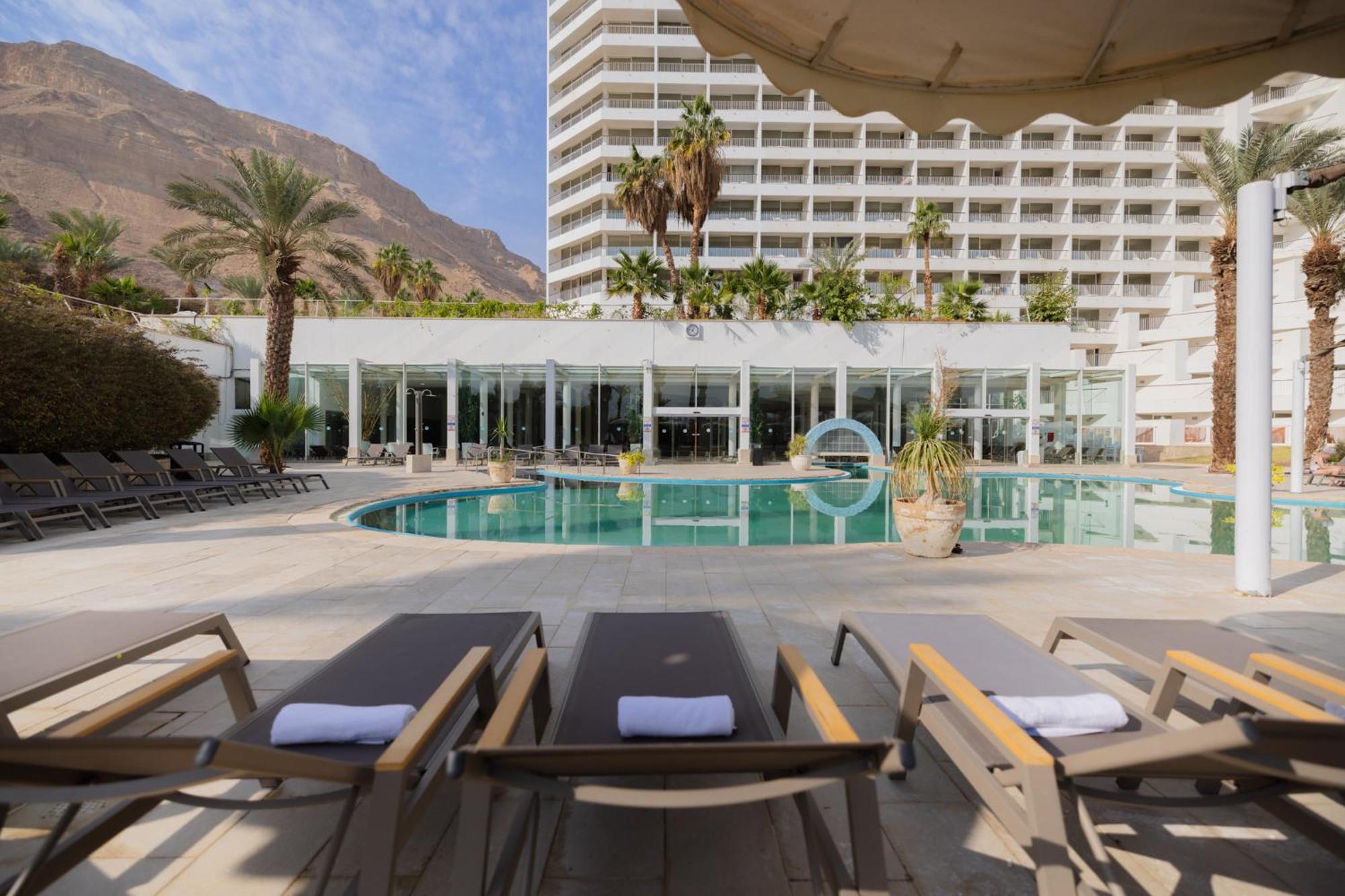 David Dead Sea Resort & Spa Ейн Бокек Екстериор снимка The pool at the Royal Palm Hotel