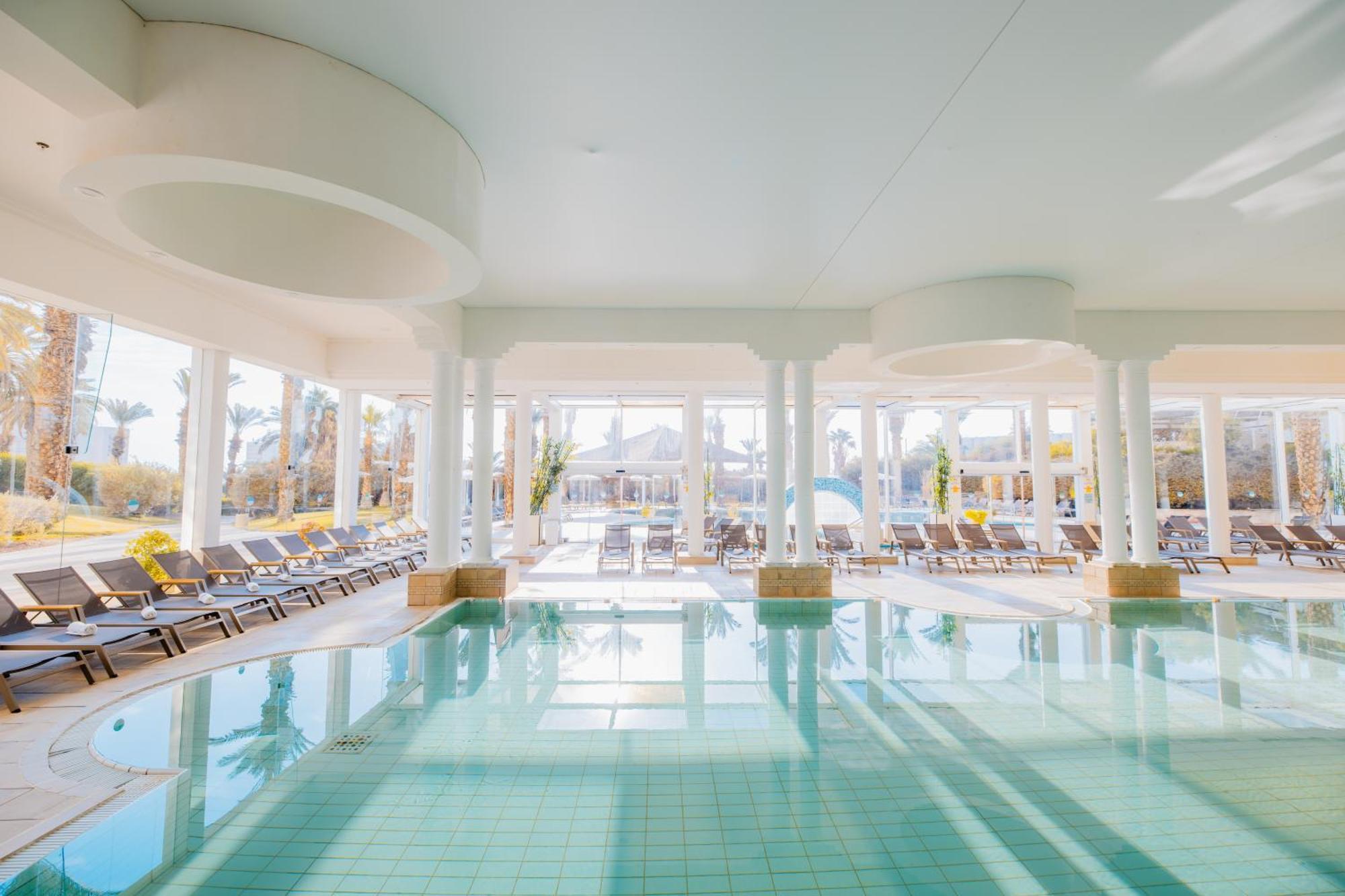 David Dead Sea Resort & Spa Ейн Бокек Екстериор снимка The indoor pool at the hotel